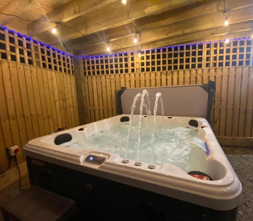 Accommodation at Beautiful Holiday Home - Lake view in stamford bridge