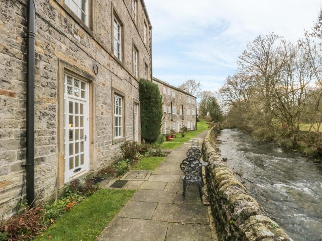 Accommodation at 2 Riverside Walk, Skipton in airton