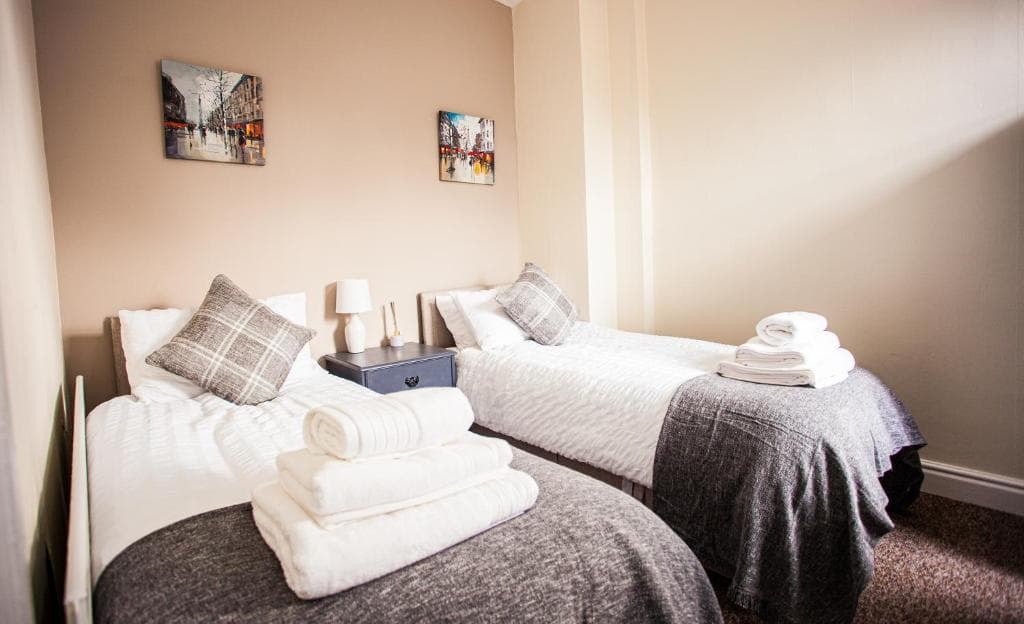 Accommodation at Contractor house, sleeps 5, close to restaurant's and bars, Long stays available, Oveyo Accommodation in middlesbrough