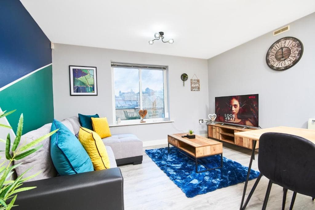 Accommodation at The Stunning Abode - Close to Leeds - Parking in batley carr