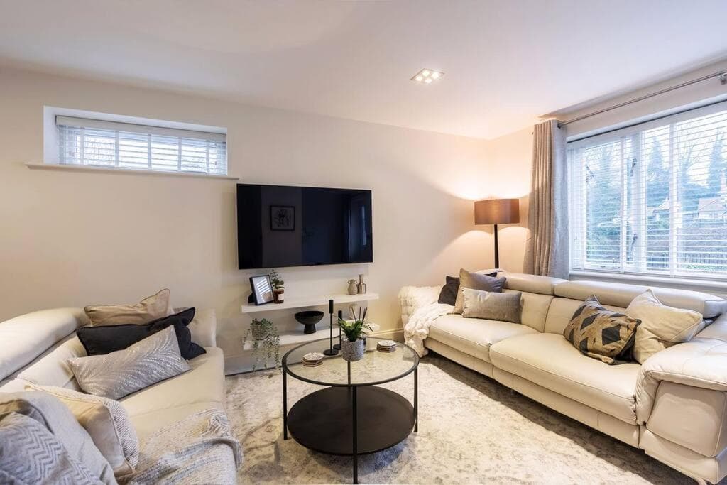 Accommodation at Stunning 2-bed Riverside Luxury Home with Parking in knaresborough