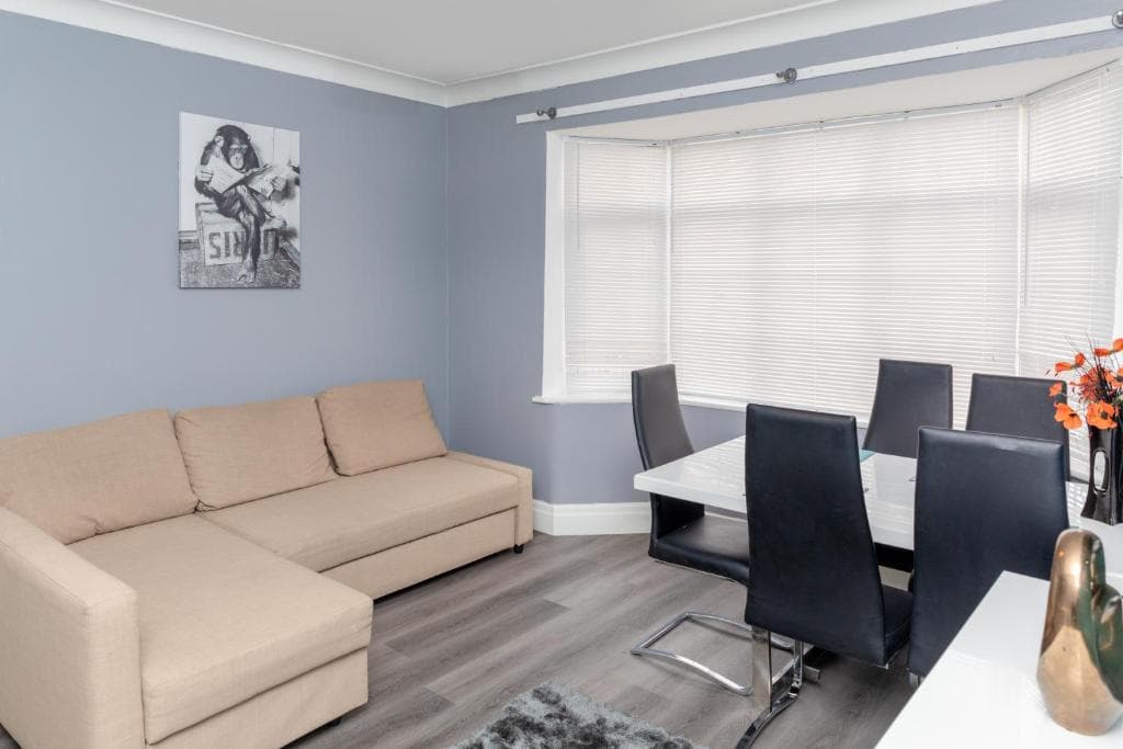 Accommodation at Leeds city centre spacious house free parking and Wi-Fi in leeds