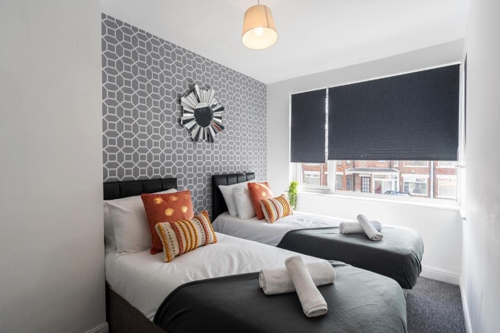 Accommodation at Modern & Contractors & Leisure & Driveway Parking & Garden in hull