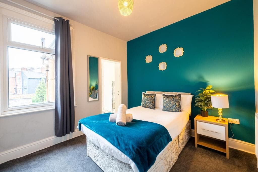 Accommodation at Sheffield Contractors Stays- Sleeps 6, 3 bed 3 bath house. Managed by Chique Properties Ltd in brightside