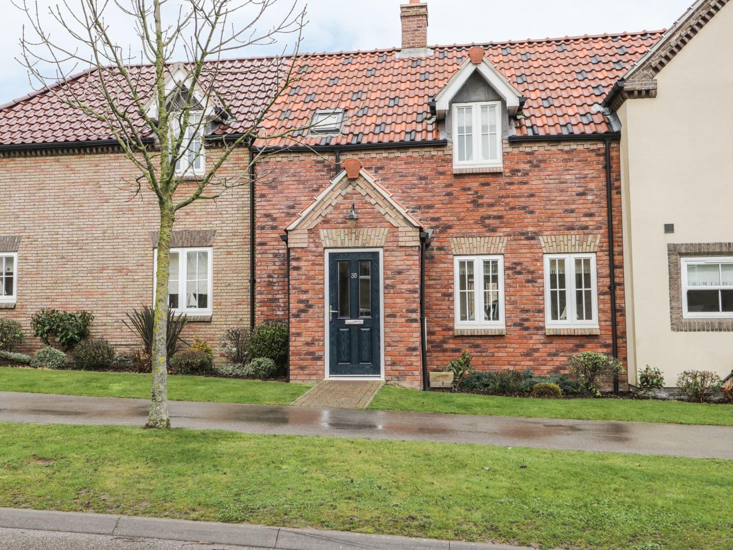 Accommodation at Dotty's Sunshine Cottage in filey