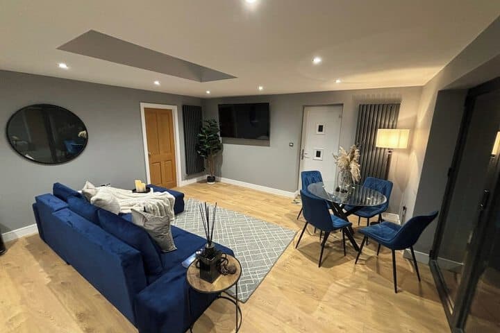 Accommodation at Sheffield-apartment-sleeps4-parking-hottub in dinnington