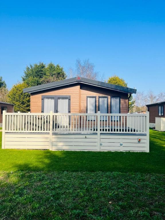 Barakah Lodge with Hot Tub - Lodge in york