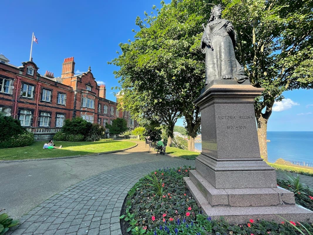 Queen Victoriaβs Statue - Monuments in scarborough