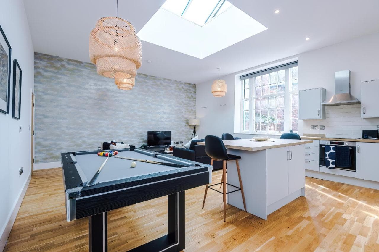 Accommodation at Charming Abode in Central York - Pool Table in york
