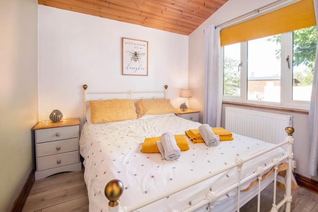 family honeybeelodge york Hot Tub and wood burner - Lodge in york