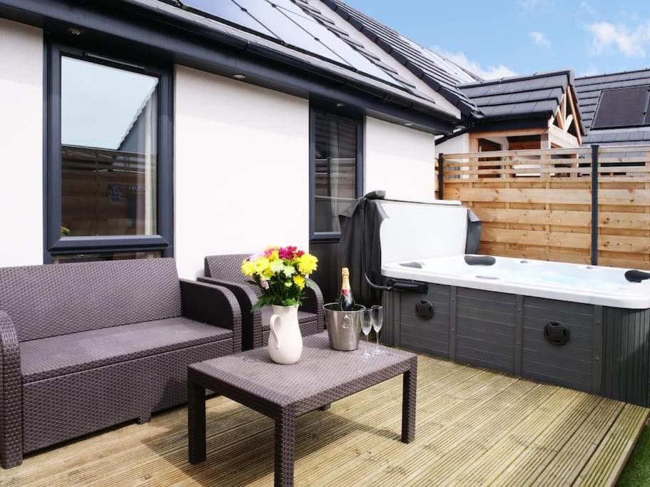 Hoxne Cottages - Daisy Cottage with private hot tub, York, Yorkshire