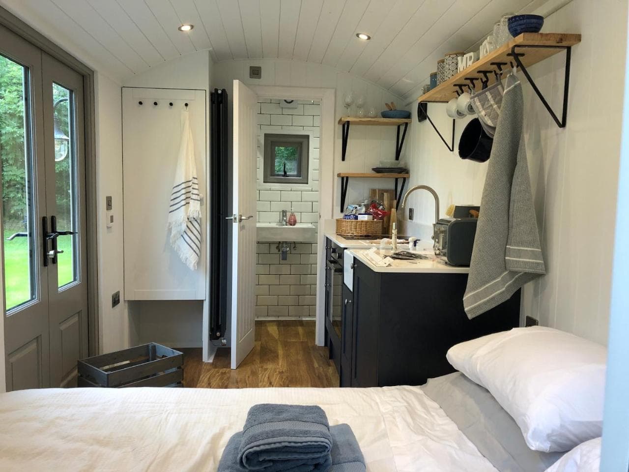 Luxury Shepherds Hut - The Sweet Pea by the lake, York, Yorkshire