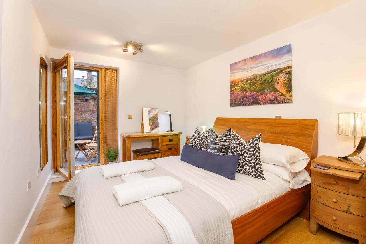Accommodation at Robyn's Retreat-Free parking in york