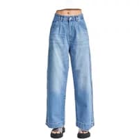 High-waisted relaxed blue jeans for women with wide legs and button closure.