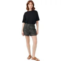 Black Artlove Suzie women's T-shirt, short sleeves, relaxed fit, paired with gray shorts.