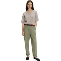 Greenpoint women's trousers, olive green, high-waisted with a relaxed fit, paired with a brown belt.