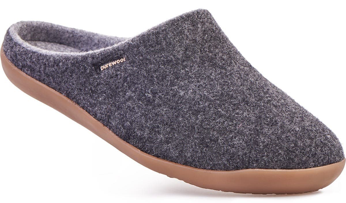 Extra wide men's slippers in dark grey felt material with a soft interior lining and a brown rubber sole, designed for comfort and support for swollen feet.