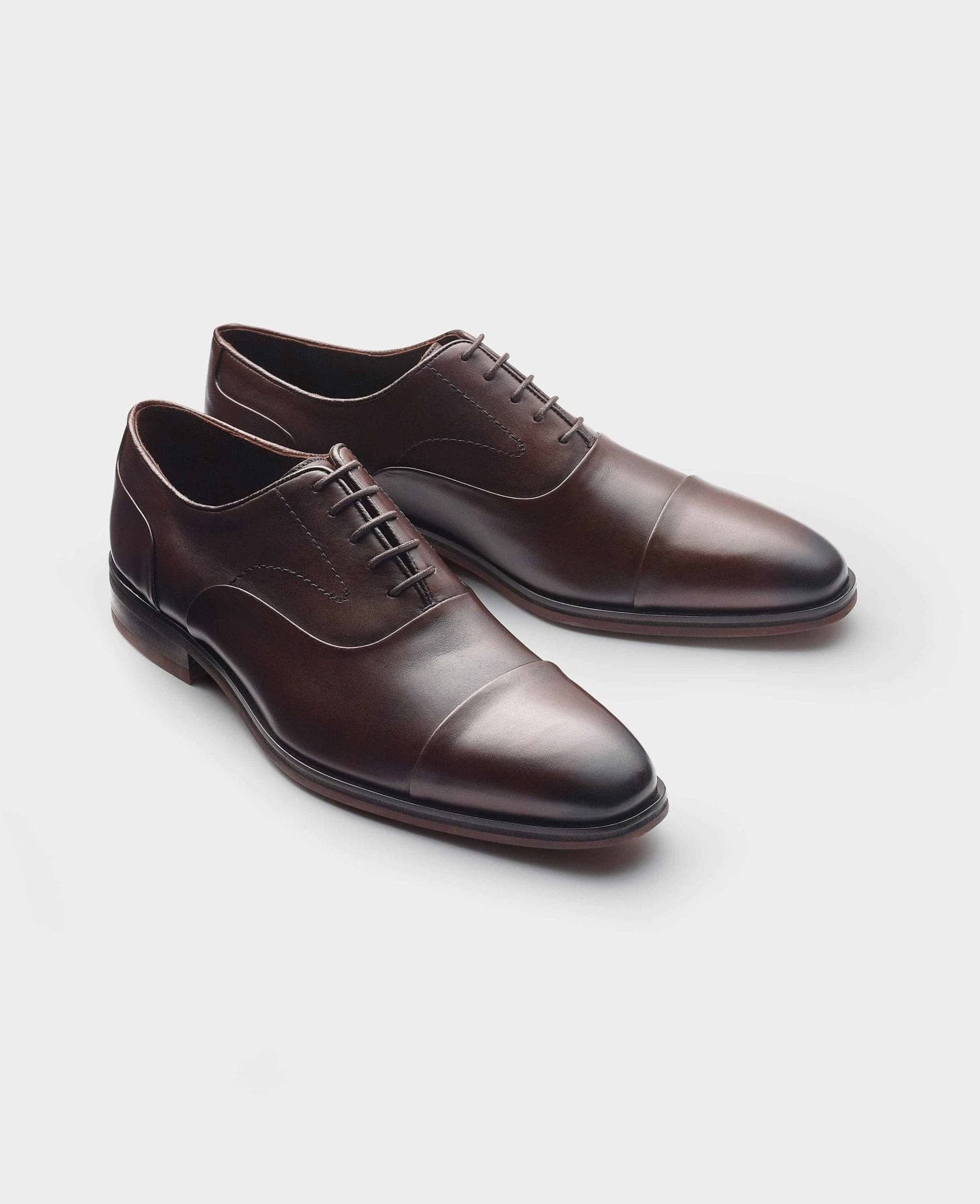 Men's brown leather capped Oxford shoes with a sleek design, featuring a pointed toe and five eyelet lace-up closure, size 11 by Savile Row Company.
