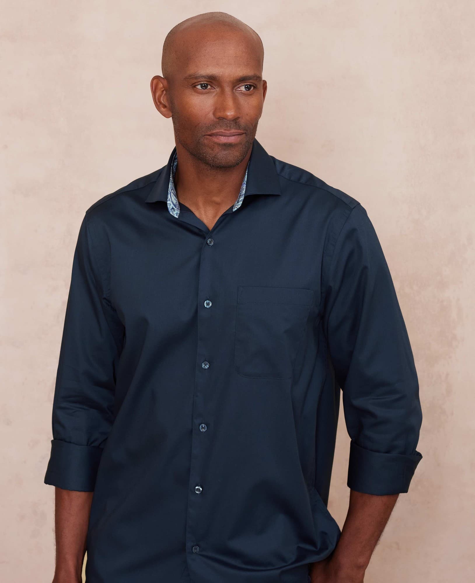 Men's navy cotton twill smart-casual shirt in classic fit, featuring single cuffs, a chest pocket, and a contrasting patterned collar, available in size XXXL.