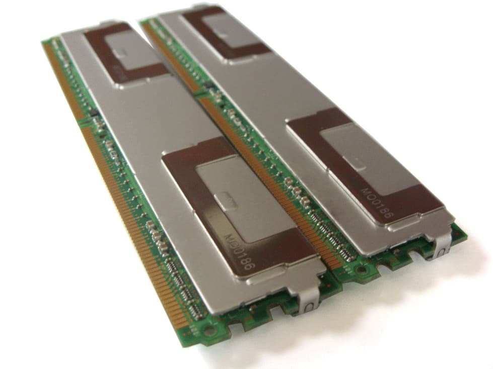 Two Hypertec 2GB PC2-5300 DDR2 memory modules, each 1 GB, featuring a green circuit board and silver heat spreader, designed for 667 MHz performance.