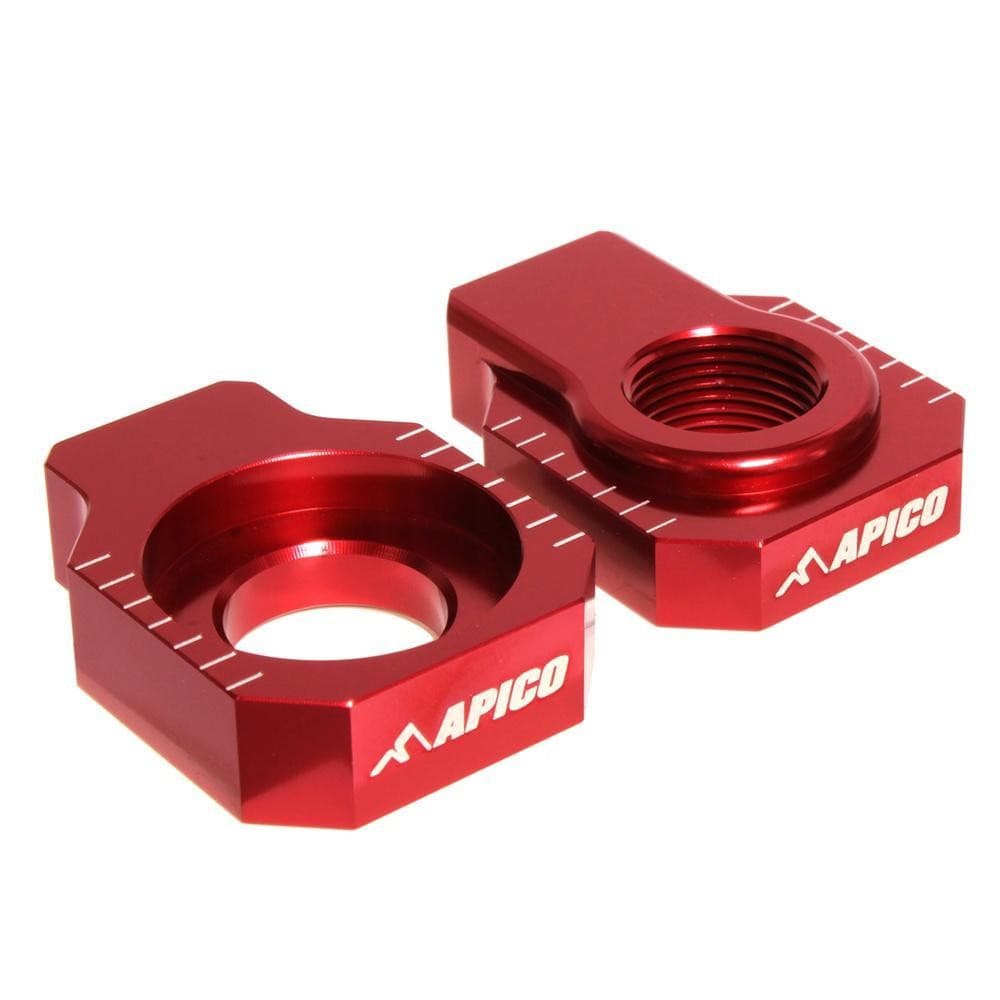 Red anodized aluminum rear axle blocks with a hexagonal shape, featuring white markings and the "APICO" logo, designed for Beta RR and 4T models from 2005 to 2023.