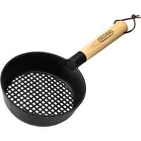 Black metal garden hand sieve with wooden handle and mesh bottom, branded Draper.