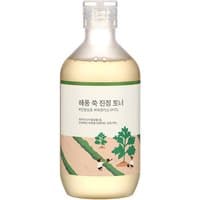 Round Lab Mugwort Calming Toner 300 ml in clear bottle with green label and landscape illustration.