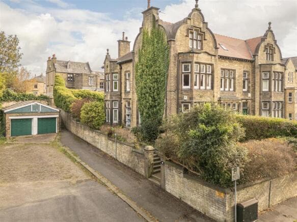 6 bed Semi-Detached for sale in huddersfield