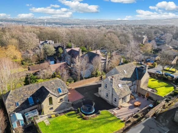 5 bed Detached for sale in huddersfield