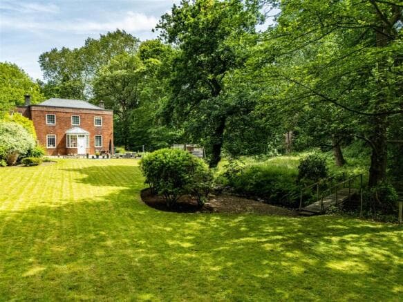 4 bed Detached for sale in huddersfield
