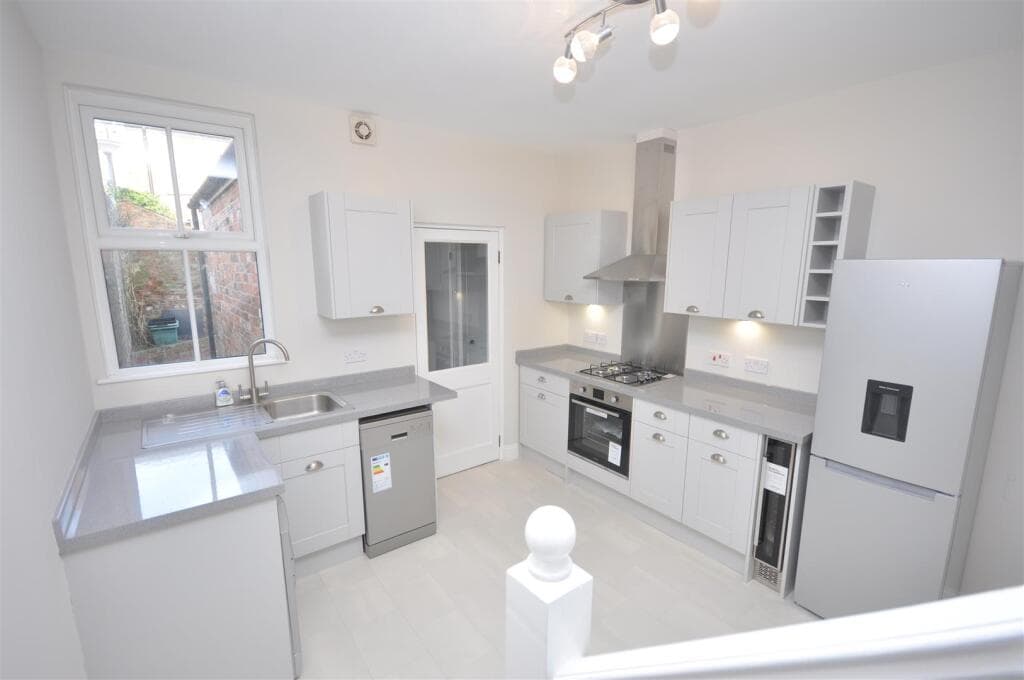 3 Bedroom Terraced House For Rent In Queen Victoria Street, York, Yo23 in york
