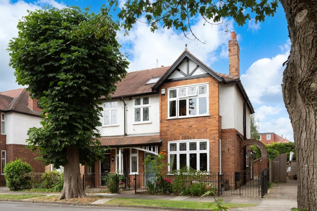 4 Bedroom Semi-Detached House For Sale In Chestnut Avenue, York, Yo31 in york