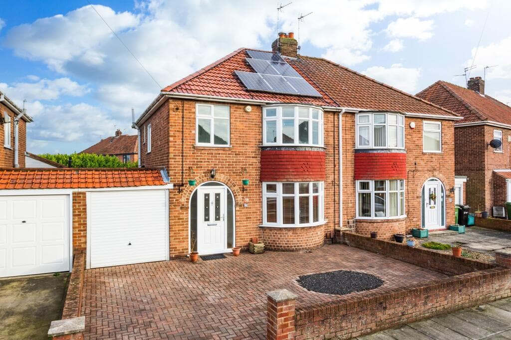 3 bedroom semi-detached house for sale in Rawcliffe Croft, York, YO30 - Semi-Detached House in york