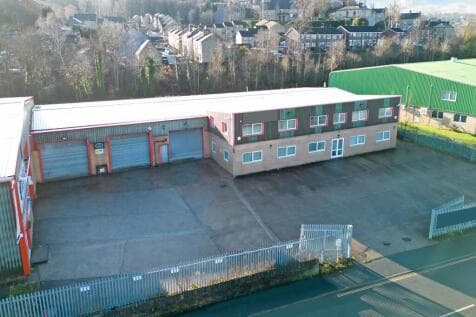 Light Industrial to rent in brighouse