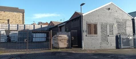 Warehouse to rent in batley