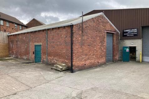 Distribution Warehouse to rent in batley