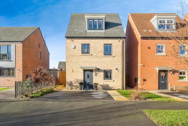 4 bed Detached for sale