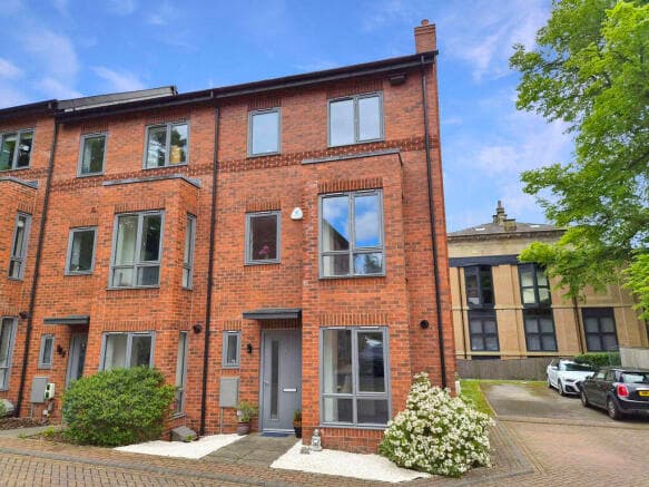 4 bed Town House for sale in leeds