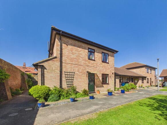 2 bed Ground Flat for sale