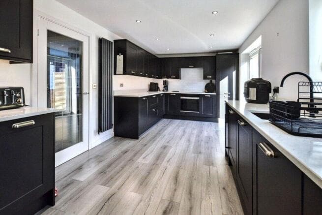 4 bed Detached for sale