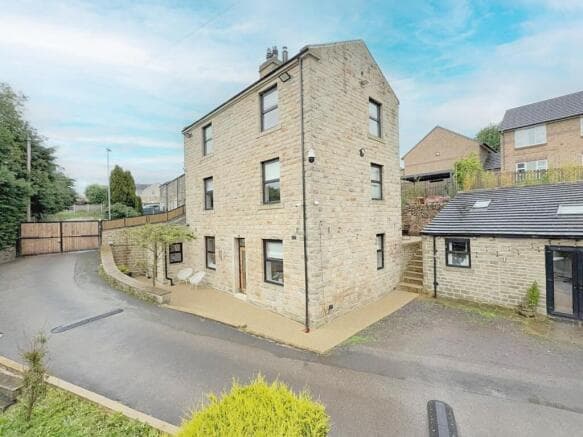 6 bed Detached for sale in bradford