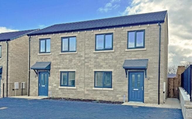 2 bed Semi-Detached for sale in brighouse
