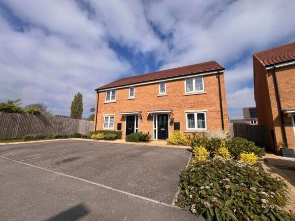 3 bed Semi-Detached for sale in pontefract