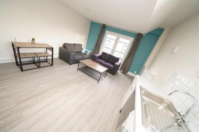 4 bed Apartment to rent