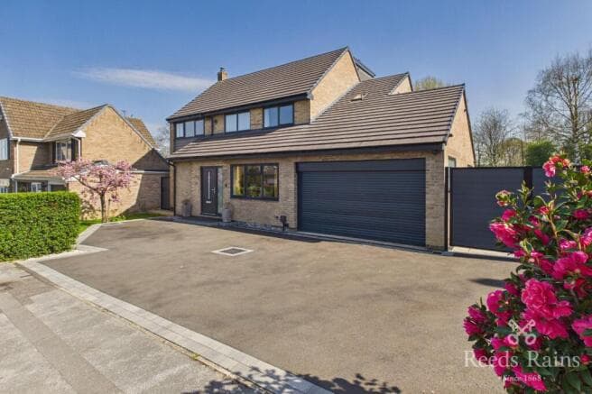 5 bed Detached for sale