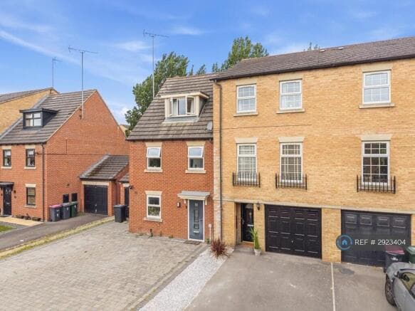 4 bed Terraced to rent