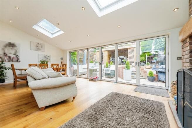 4 bed Detached for sale