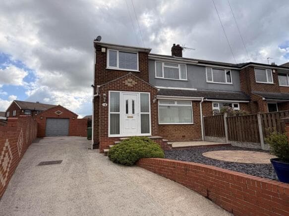 Semi-Detached to rent in batley