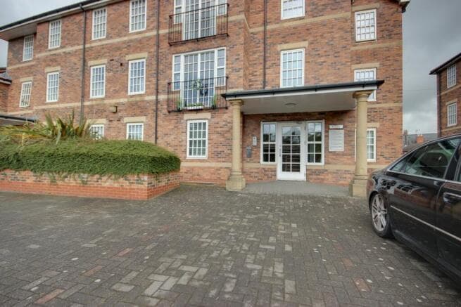 2 bed Ground Flat for sale in beverley