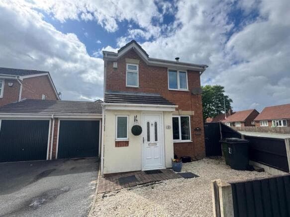 3 bed Link Detached House for sale in dewsbury